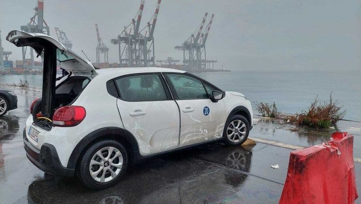 La Spezia, auto di servizio finisce in mare: uno si salva, l'altro operaio è morto