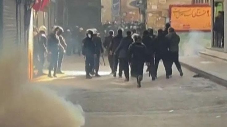 Iran, la rabbia delle piazze: “È la nostra ultima occasione”
