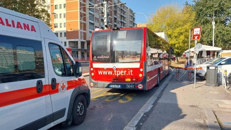 Bologna baby in a hurry to be born: mother gives birth on bus, helped by driver and passengers