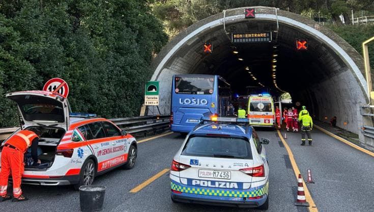 Scontro bus-camion in A10, guida turistica in codice rosso. Chilometri di code
