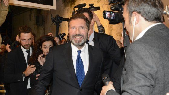 Marino ci ripensa e ritira dimissioni. "Ci vediamo in Aula". Il Pd ai suoi consiglieri: "Via dal Campidoglio"