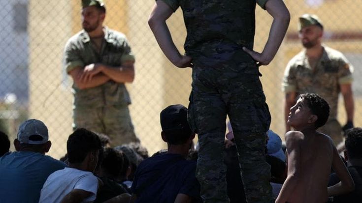Spagna, Albares attacca l’Italia sui migranti: “Governo non in grado di gestire gli arrivi, noi sì”