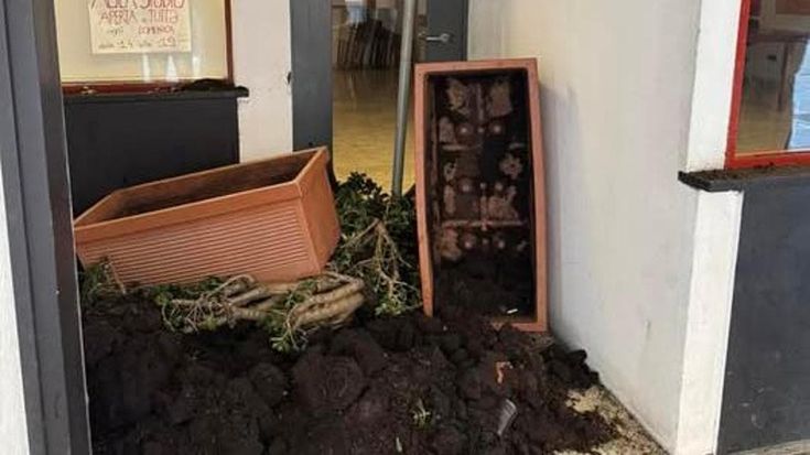 Prima vandalizzano circolo Pd, poi le scuse: “Eravamo ubriachi, non siamo fascisti”. Anpi condanna