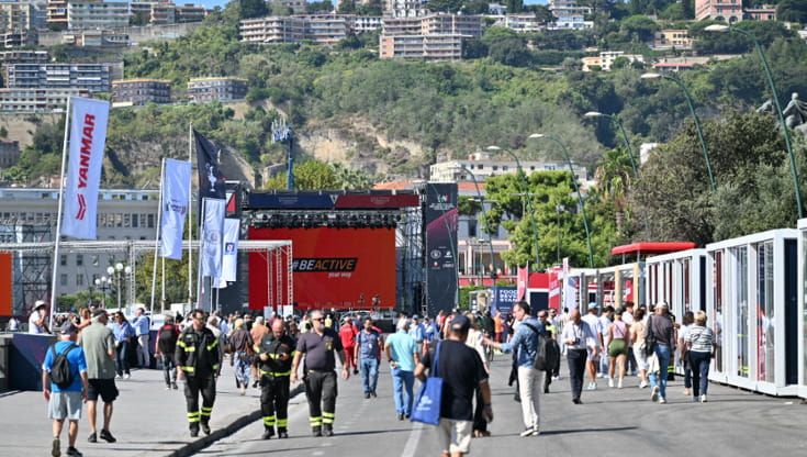 Coppa America a Napoli, tutti pazzi per il Race Village: tra stand, meraviglia e metal detector