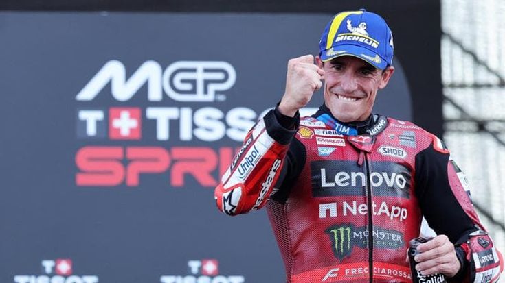 MotoGp, Marc Marquez vince la Sprint in Indonesia e sale in testa al Mondiale. Bezzecchi cade