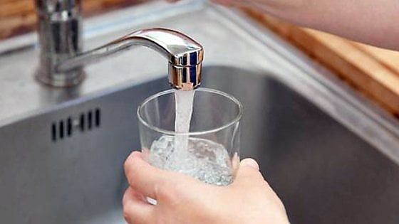 Trofarello, troppo ferro nell'acqua a scuola: il sindaco fa distribuire le bottigliette agli alunni