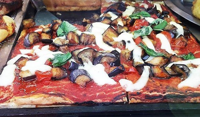 Non di sola tonda vive Napoli: ecco le migliori pizze al taglio (sì, esistono davvero...)