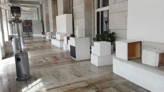 Roma, spari nella notte fuori da un locale: due feriti gravi. Fermato un giovane romano