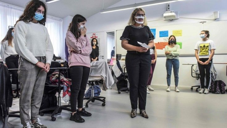 Francia, un minuto di silenzio per Paty nelle scuole. Ma continuano le proteste anti-Macron dei musulmani