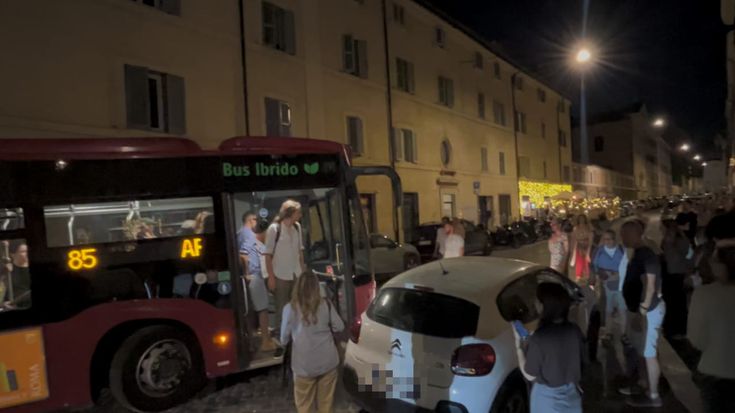 Autobus 85, la linea più bloccata di Roma: al Celio residenti e turisti spostano l’auto in divieto