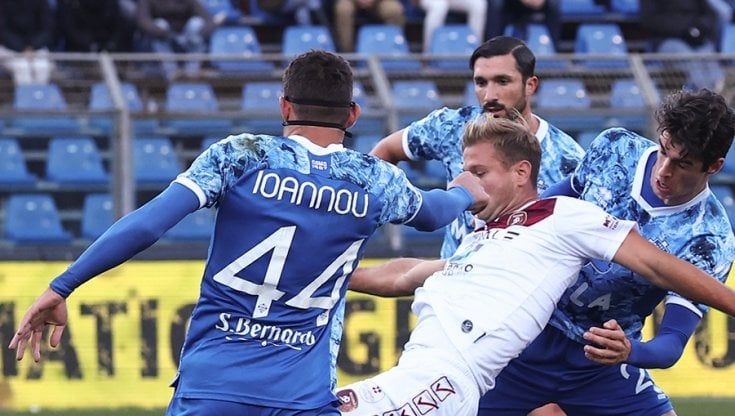 Serie B: il Frosinone frena con il Pisa, la Reggina vince a Como e si avvicina. Il Bari travolge il Modena