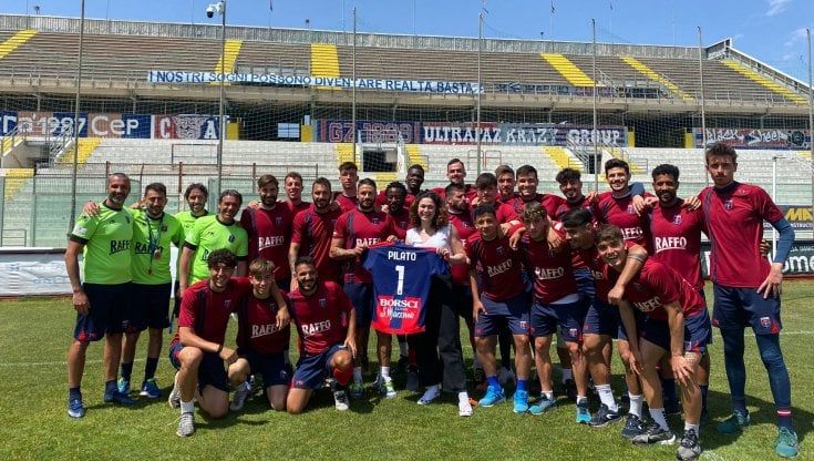 Benedetta Pilato riceve la maglia numero 1 dal Taranto calcio: l'abbraccio nello stadio