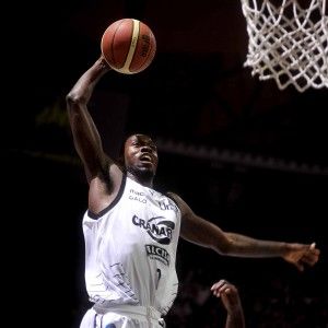 Hazell e Ray indomabili, la Virtus schianta Trento