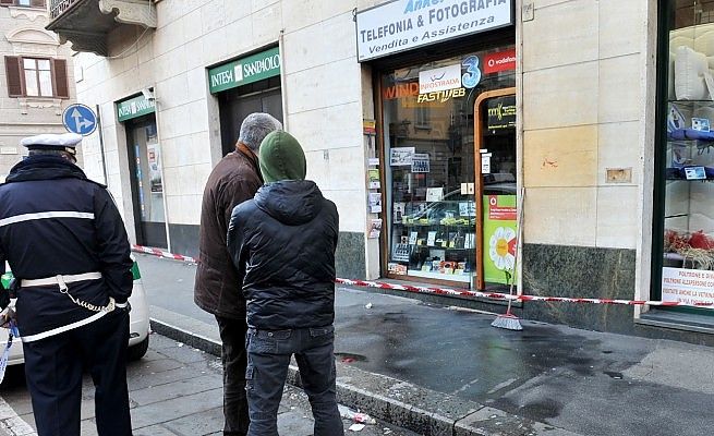 "Voglio un telefonino"<br />E accoltella il negoziante