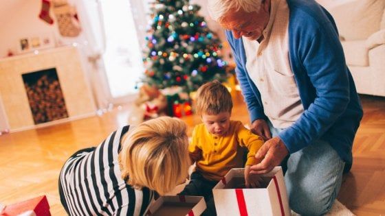 Troppi dolci e regali, la Scienza boccia i nonni che viziano i nipoti