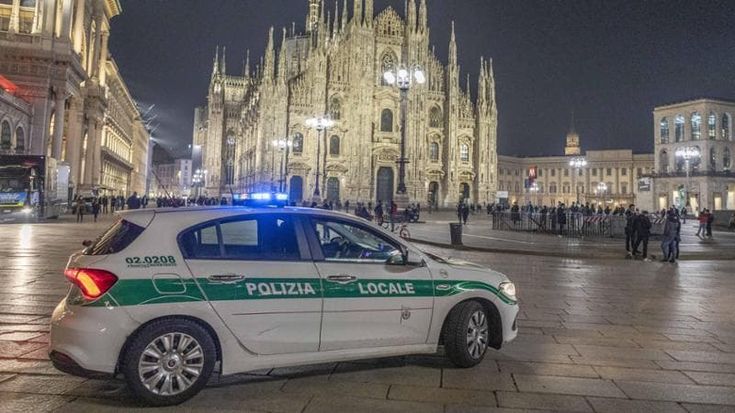 Violenza sessuale in piazza Duomo, arrestato 32enne: “Due ragazze trascinate e molestate in un bar”