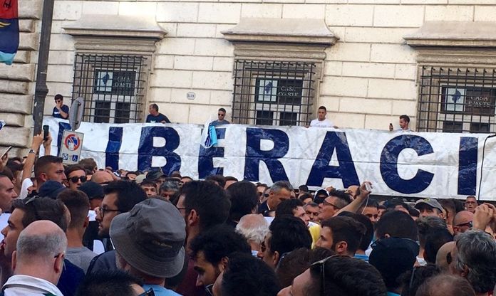 Lazio, striscioni e cori: la contestazione dei tifosi contro Lotito
