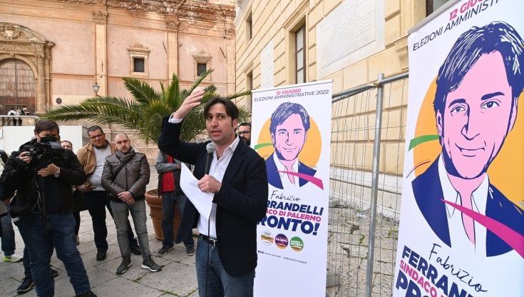 Amministrative, Ferrandelli in piazza Pretoria: "Nessuno mi tiri per la giacchetta. Andremo al ballottaggio"
