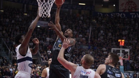 Basket, serie A: la Fortitudo Bologna domina Trento e vola al 3° posto