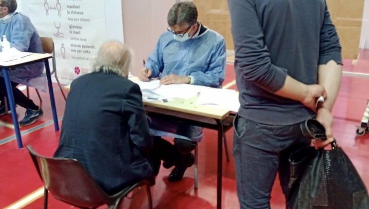 Vaccini, il sindaco-medico Cannito nell'hub di Barletta per vaccinare i pazienti