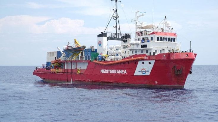 Migranti, fermata la nave Mediterranea. “Bloccano noi, ma fanno accordi con chi spara contro le ong”