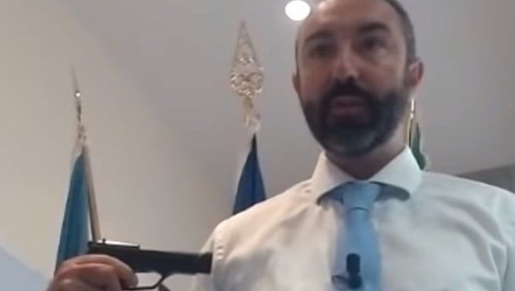 Coronavirus, l'ex 5 Stelle Barillari porta una pistola in Regione: "I vaccini come una roulette russa"