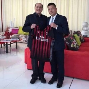 L'uscita dal campo di Berlusconi