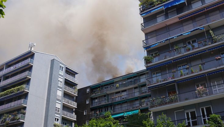 Milano, incendio in sottotetto palazzo: due intossicati lievi