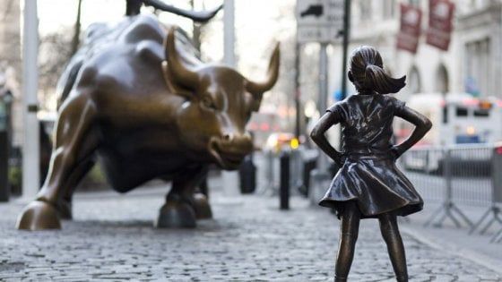Usa, scultore del toro di Wall Street contro Ny: "Con statua 'Ragazza senza paura' violati miei diritti" 