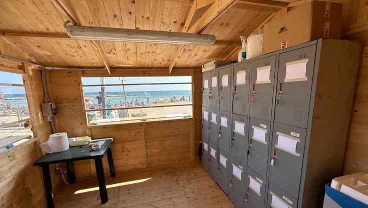Bari, a Pane e pomodoro tornano le cassette di sicurezza: gabbiotto di guardiania e messaggi anti borseggio per i bagnanti