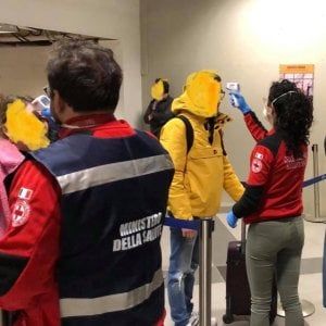 Coronavirus, al via controlli con i termometri a infrarossi negli aeroporti di Palermo e Catania