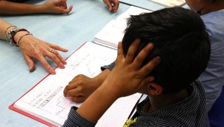 Schiaffi al figlio di 12 anni che non vuole andare al doposcuola: papà indagato per maltrattamenti