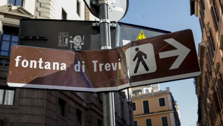  Fontana di Trevi e il caso della segnaletica contraffatta.  Tra Rodari Totòtruffa