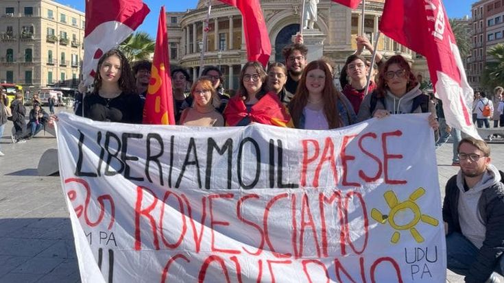Studenti in piazza a Palermo contro i tagli all’istruzione: “La manovra uccide la scuola"