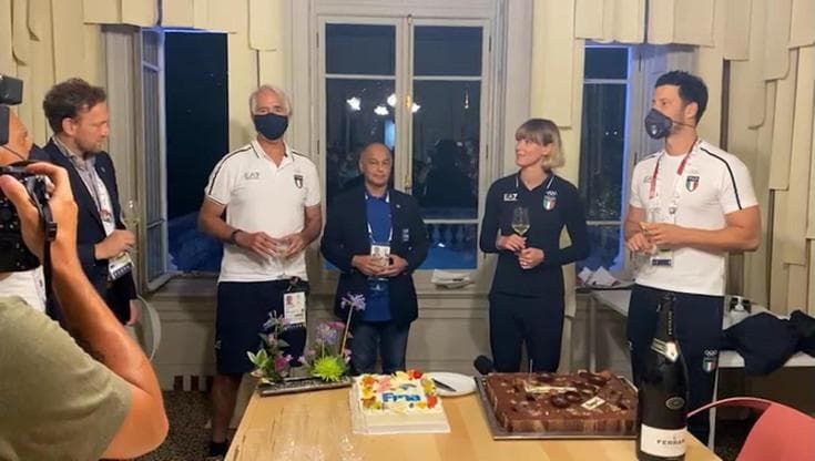 Festa per i 33 anni di Federica Pellegrini a Casa Italia. Malagò: "Finalmente colleghi"