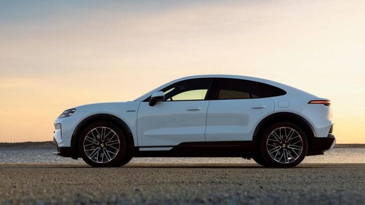 Porsche Cayenne Coupé Electric, linea ispirata alla 911 per il Suv fino a 1.156 Cv. Novità e prezzi