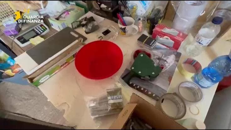 Laboratorio per lavorazione della droga scoperto a Palermo, due arresti