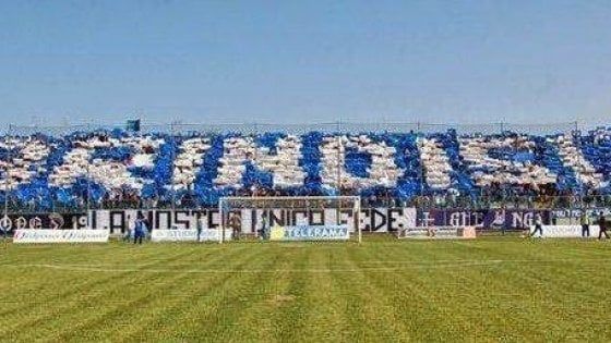 Calcio, tifoso del Brindisi muore dopo un malore sugli spalti: lutto nel giorno della promozione in D