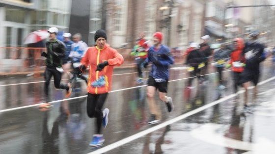Dal bicarbonato al budino di sangue: il 48% dei runner pronto a tutto per correre più a lungo