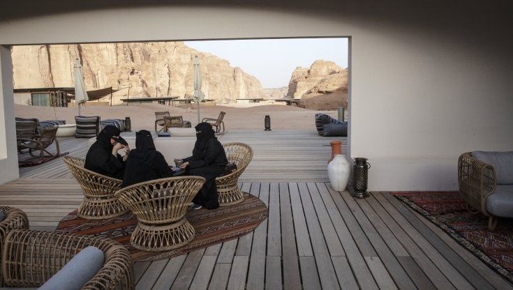 Un tè nel deserto dell'Arabia Saudita per raccontare come cambia il Paese 