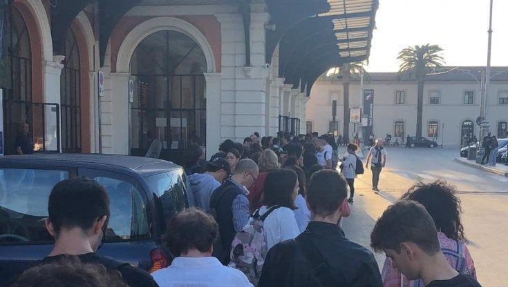 Bari, lunghissime file di pendolari in stazione: code fino a mezzanotte per il bonus da 60 euro per gli abbonamenti