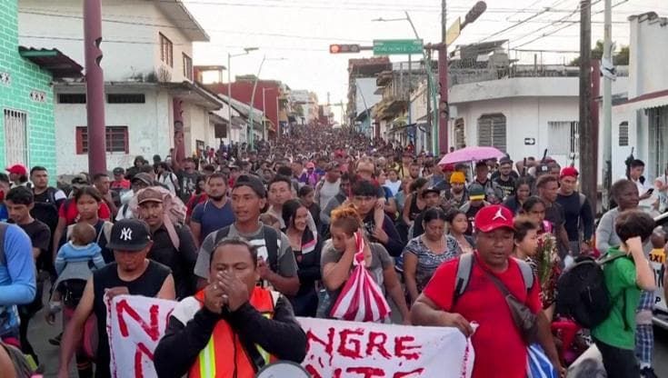 Messico, migliaia di migranti verso gli Usa: "Non siamo cani. Che vinca Trump o Harris, vogliamo una vita migliore"