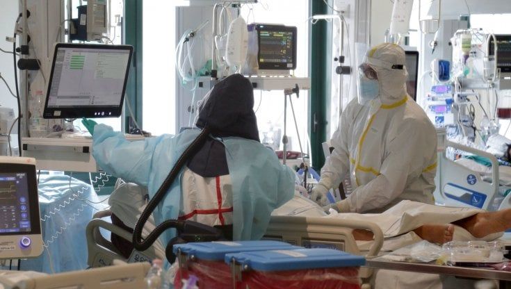 Medici e infermieri No Vax, l'ultimatum della Regione Piemonte: "A casa senza stipendio fino a dicembre" 