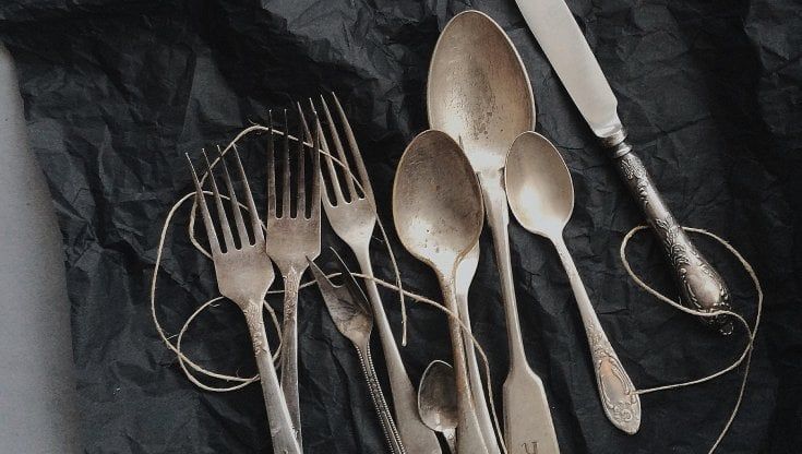 Roma, ruba 40 mila euro di argenteria nella casa dove lavora come domestica: denunciata 47enne