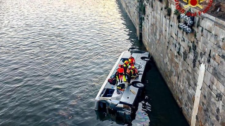 Bus turistico cade da una sponda del Po a Torino: morto l’autista. Andava a prendere una scolaresca