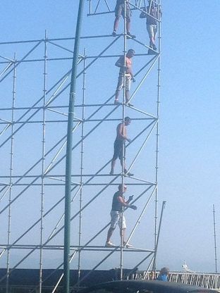 Lungomare di Napoli, operai al lavoro senza casco a 10 metri d’altezza 