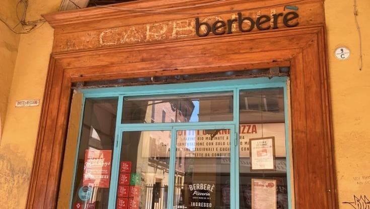 Berberè, ordina patatine e birra: infastidito per l’attesa, aggredisce col coltello un dipendente