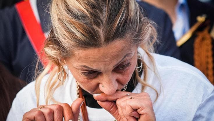 Martina Carbonaro, la mamma depone con il braccialetto elettronico. “Lei morta, lui tranquillo”