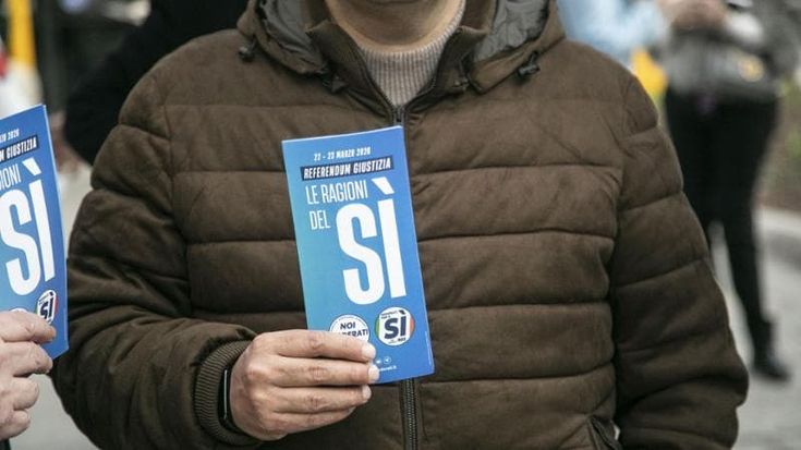 Influencer, fake news e fondi pubblici per la macchina del sì