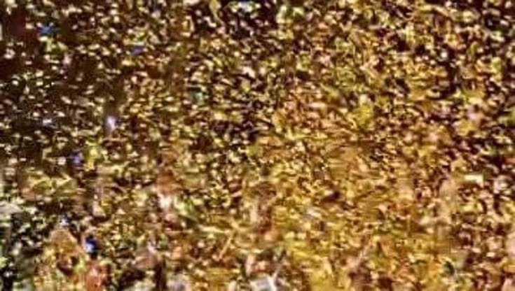 Gli orchestrali del Maggio festeggiano Mehta per i suoi 90 anni